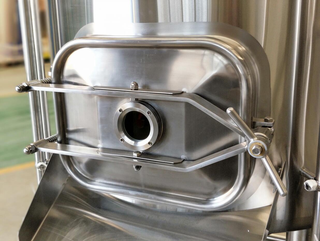 <b>The Side mounted spent grain port and Bottom spent grain port</b>
